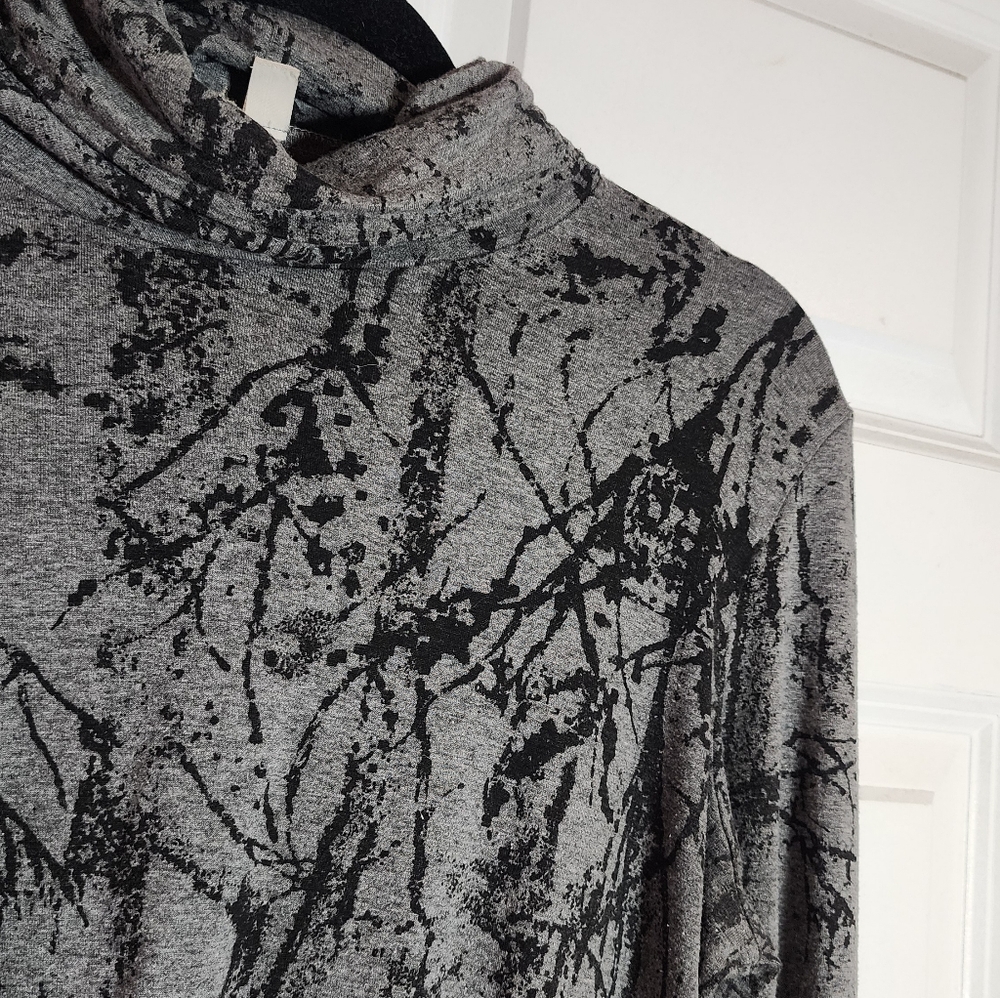 Gray and Black Abstract Long Sleeve Turtleneck Top Medium - Picture 2 of 5